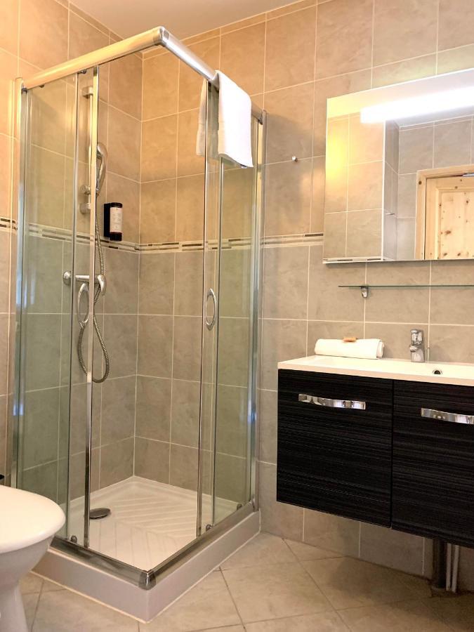 Hotel Lac Bleu 1650 Saint-François-Longchamp Esterno foto